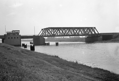 153629 Gezicht op de spoorbrug over het Kanaal door Zuid-Beveland bij Vlake.